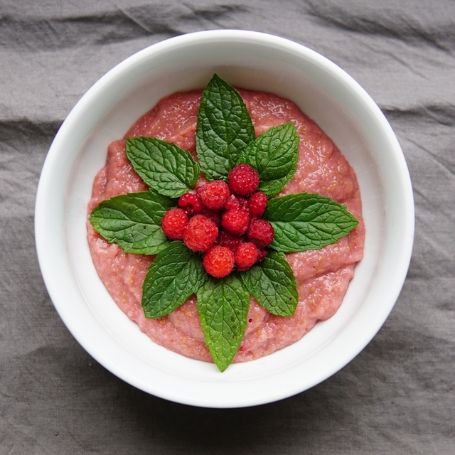 Vadelmavispipuuro | Whipped raspberry semolina pudding