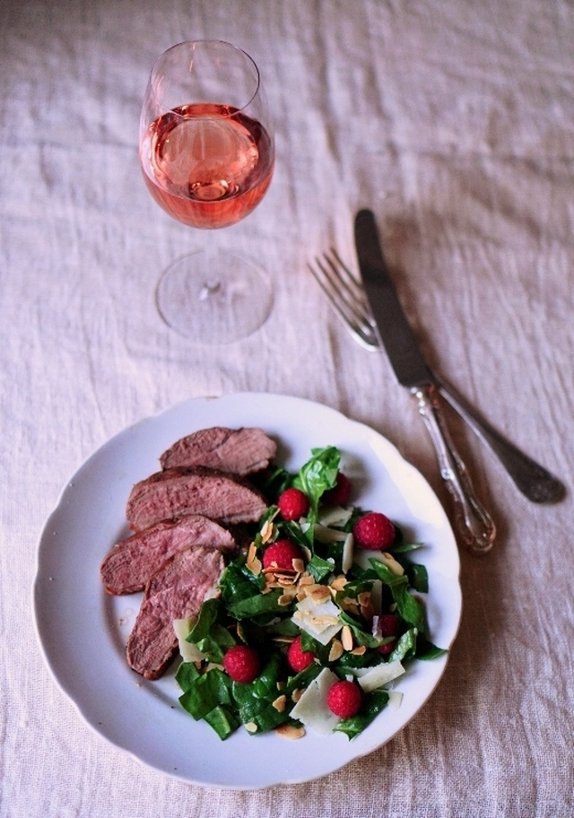 Ankkaa ja vadelma-pinaattisalattia * Duck with raspberry spinach salad