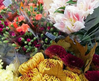 Voi että miten ihania kukkia löytyy nykyään ruokakaupasta! Parikymmentä vuotta sitten kun muutin suomeen ei asia ollut näin, hyvä että jotkut asiat kehittyvät eikä kaikki ollut parempaa ennen vanhaan. #kukkia #kukat #kukkia #lilja #krysanteemi #neilikka #kaupassaInstagrammissa juuri nyt: