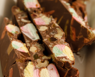 Rocky Road eli aussisuklaata ja vaahtokarkkeja