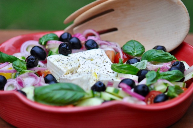 Liian pitkästä aikaa – kreikkalainen salaatti portugalilaisilla oliiveilla