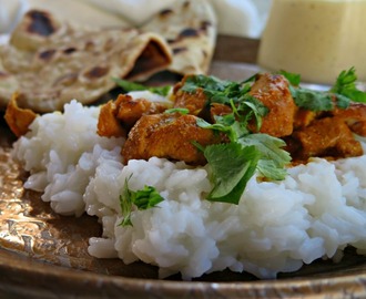 Butter chicken, herkullinen naan -leipä ja mangolassi