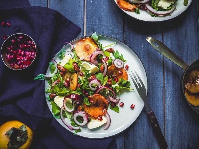 Paras jouluinen salaatti: Kanelinen persimon-briejuustosalaatti