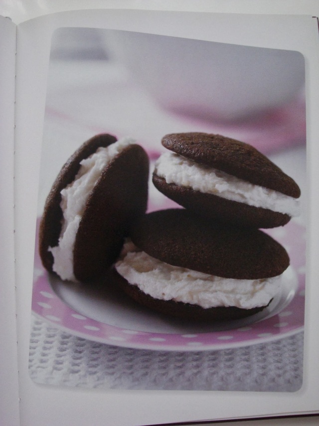 Suklaa-Whoopiet vaahtokarkkitäytteellä