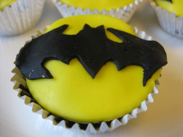 Lakritsimuffinssit Batman-koristein