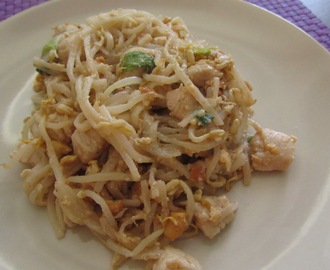 Paistettua nuudelia thaimaalaisittain eli pad thai