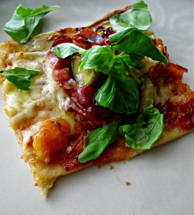 Prosciutto oliivi- ja chorizo kirsikkatomaatti pizza