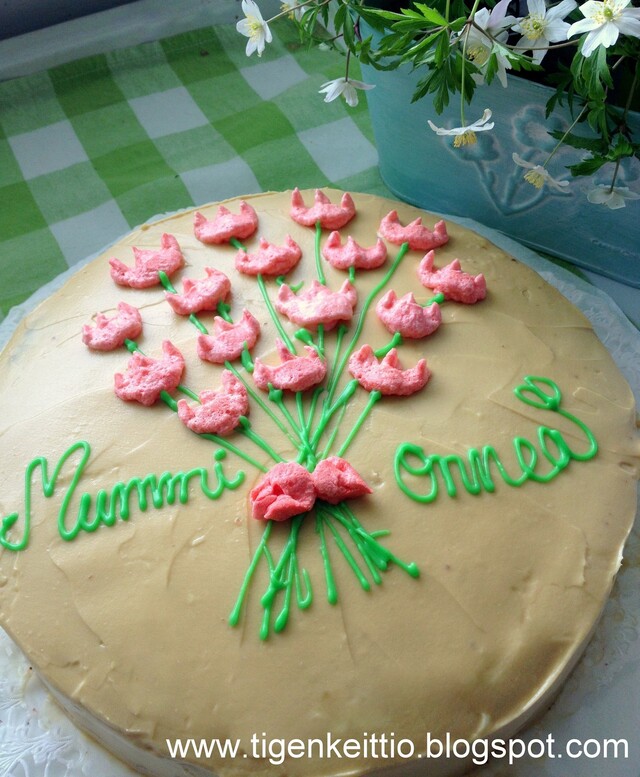 Äitienpäivän Red Velvet-kakku