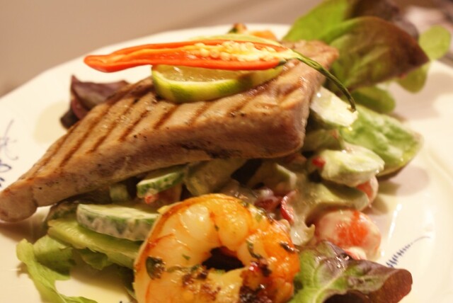Matig sallad med tonfisk och jätteräkor, filling salad with tuna and prawns, ruokaisa tonnikala- ja jättikatkarapusalaatti