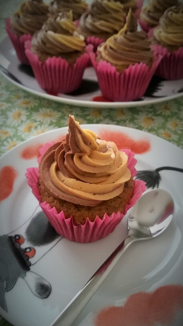 Banana cupcakes with chocolate peanut butter frosting