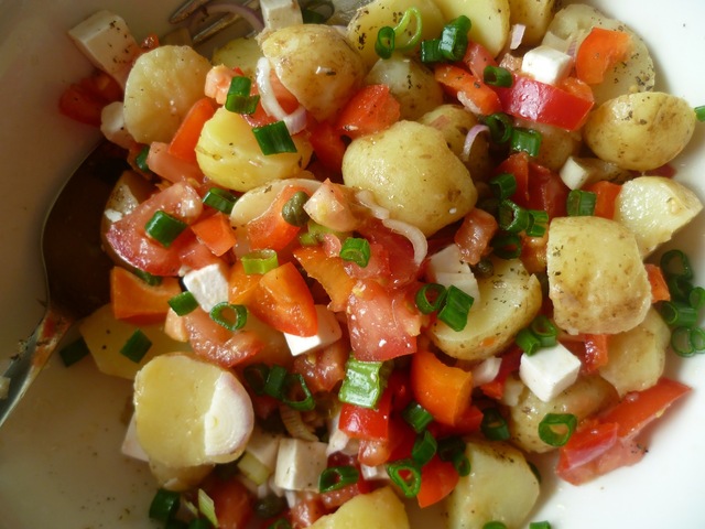 Salaatteja kesään: perunasalaattia ja kukkakaalisalaattia! Ensaladas de papas con tomate y ensalada de coliflor