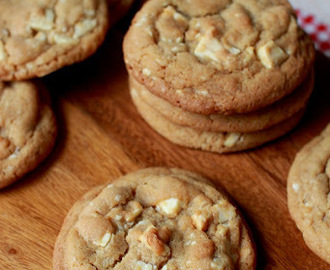 Suklaapandan keittiössä 1-vuotispäivä ja White chocolate chip cookies-ohje