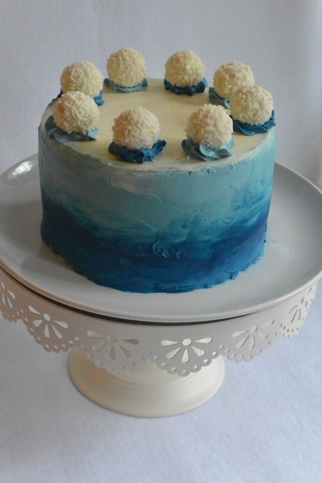 Sinivalkoinen liukuvärjätty suklaakakku
