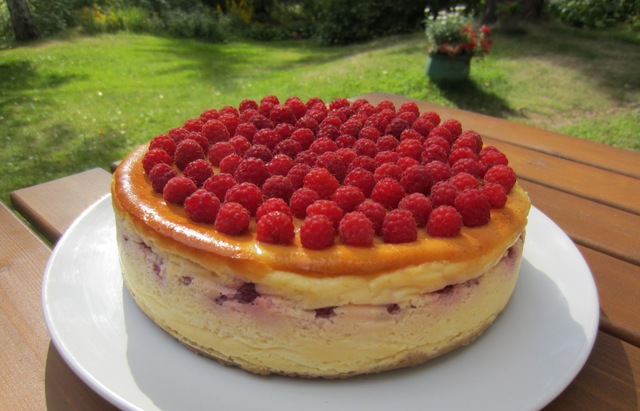 Vadelmainen juustokakku/ Cheesecake With Rasberries (20 cm)