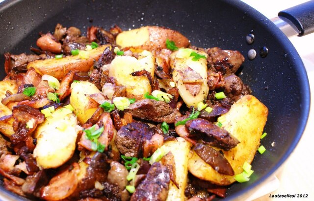 Broilerimaksaa savustetun pekonin, perunoiden ja punasipulin kera - Broilerimaksa suitsupeekoni, kartulite ja punase sibulaga - Frito Mallorquin