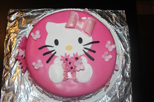 Pinkki Hello Kitty-kakku