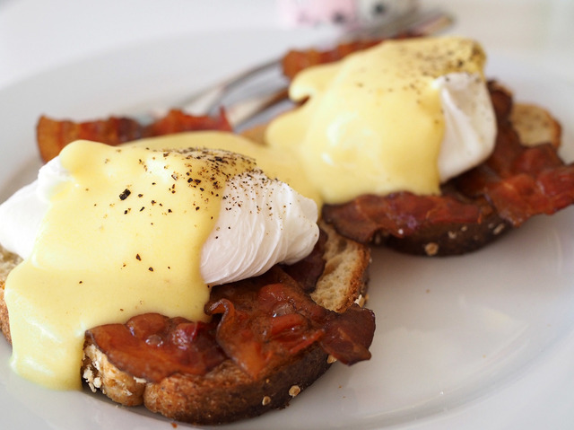 Eggs Benedict hemmottelee aamiaisella