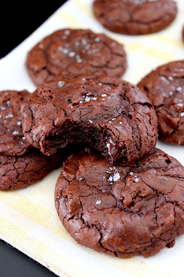 Brownie cookies with sea salt