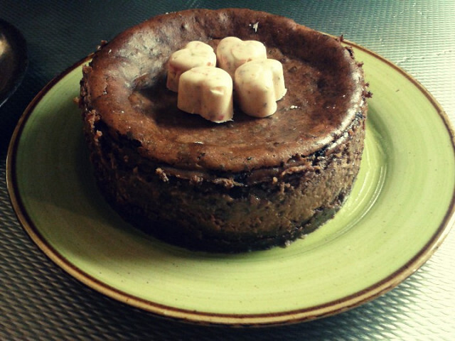 Suklaajuustokakku ja mansikka-pistaasikonvehdit / Chocolate Cheesecake and Strawberry-Pistachio Chocolates
