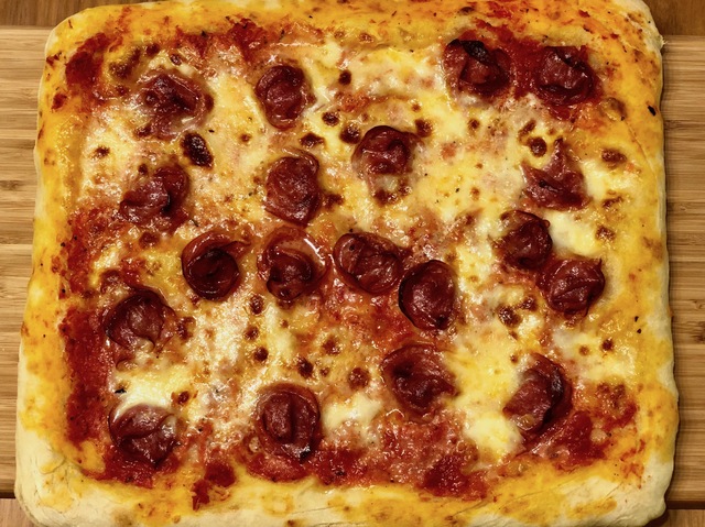 Salami-mozzarella-peltipizza Hungry Chef-pizzajauhoista