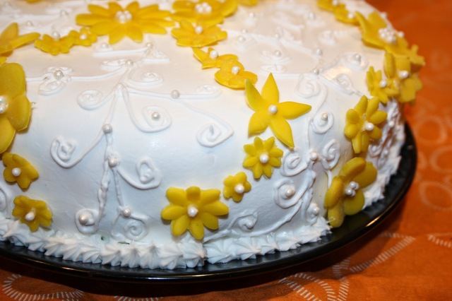 Koristeellinen kakku valkosuklaa-limemoussella ja vadelmilla
