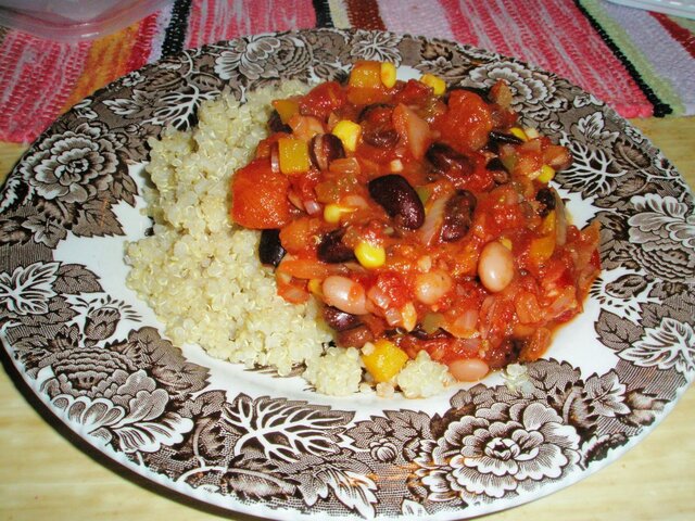 Quinoaa ja tomaattista papusalsakastiketta