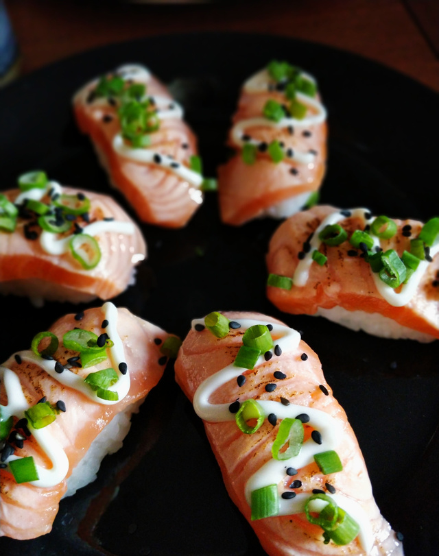 Grillattu lohinigiri – grilled salmon nigiri