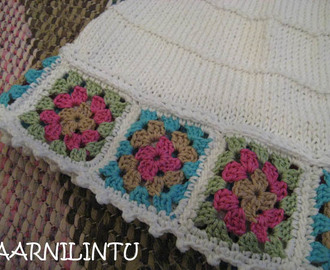 Vauvan mekossa seikkailevat isoäidinneliöt - Granny square baby dress