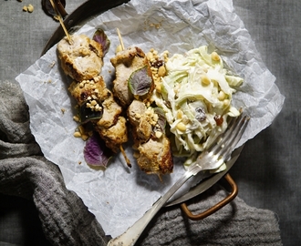 Tahini-kaalisalaatti ja tahini-possuvartaat | Tahini pork skewers with tahini cole slaw