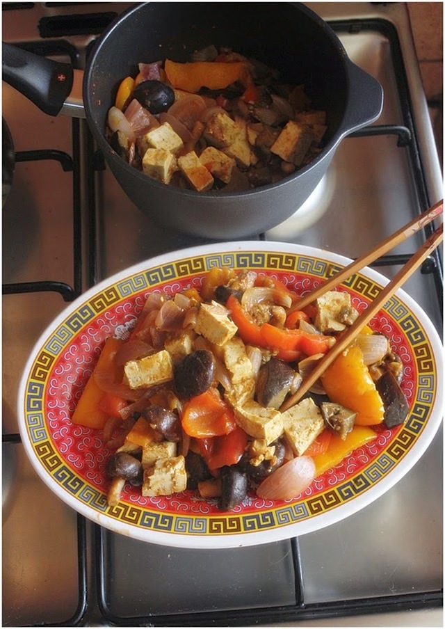 Väsyneen bloggaajan tofupata eli tofua ja vihanneksia valmiilla ma po tofu-kastikkeella(vegaani ja kevyt)