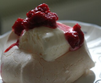 Maräng med fläderblomsglass, meringue with eldflower ice cream, marenki ja mustaseljajäätelöä