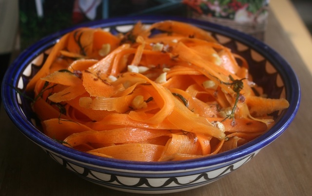 Porkkanasalaattia hasselpähkinöillä ,tillillä ja ruskistetulla voilla