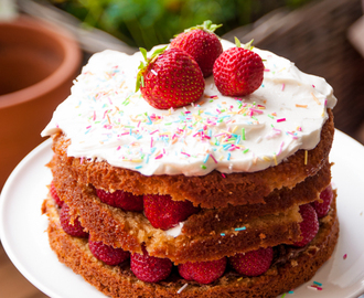 Naked nutella strawberry cake - alaston nutella-mansikkakakku