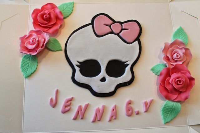 Monster High koristeita ja kakku