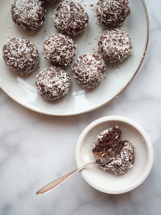 Raakana – hullun hyvät suklaa-kookospallot