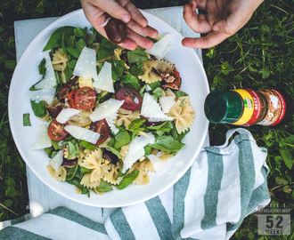 Pastasalaatti pekonilla ja grillatuilla kasviksilla