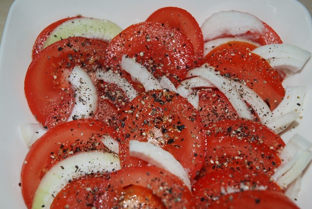 Tomaatti-sipulisalaatti