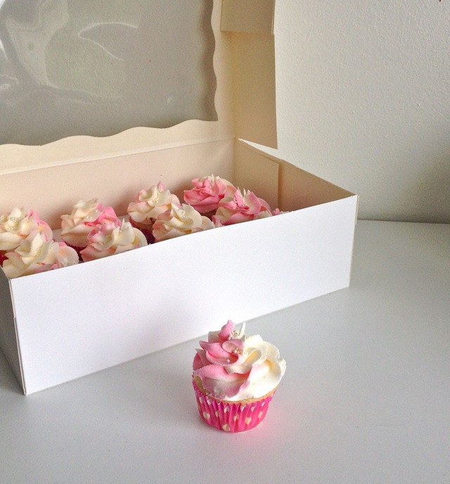 Vanilja minikuppikset vanilja-vadelmakuorrutteella (Mini Vanilla cupcakes with vanilla-rasberry frosting), vegaani/gluteeniton/maidoton/munaton