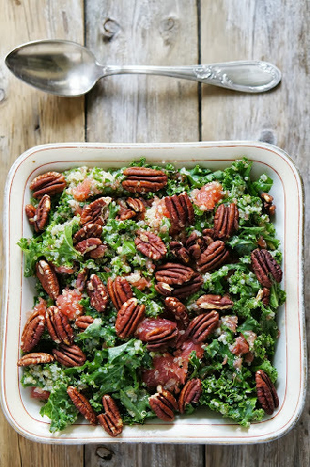 Kvinoa-lehtikaalisalaatti  / Quinoa kale salad