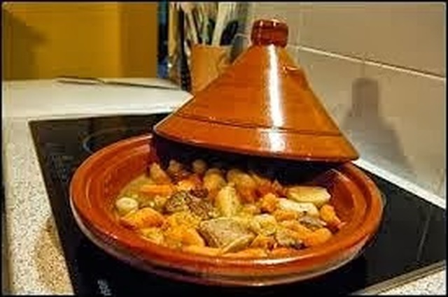 Marokkolainen kanatagine ja aprikoosi-manteli couscous