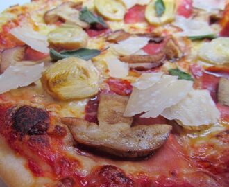 PIZZA CON CARCIOFI, PORCINI, PROSCIUTTO E PARMIGIANO