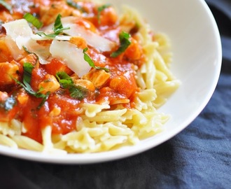 TOISTAN ITSEÄNI - HELPPOA JA NOPEAA. TÄLLÄ KERTAA IHANAA BROILERI-MOZZARELLA PASTAA.