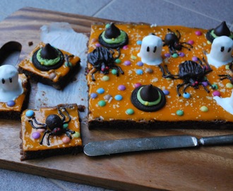 Halloween Brownie valkosuklaaganachella ja paukkukarkeilla