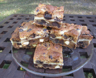 Tuplasuklaa cookie-juustokakku palat/ Double Chocolate Chip Cookie Cheesecake Bars