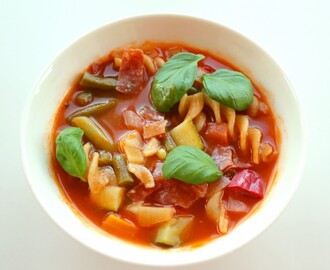 Tuunattu lapsuusherkku: salami-minestronekeitto