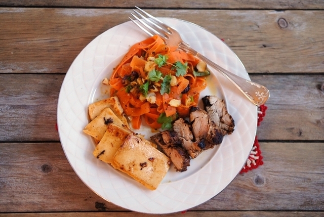 Välimeren possua ja pähkinäistä porkkanasalaattia /Mediterranean pork with nutty carrot salad