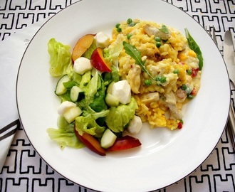 Mausteinen broileriuunirisotto ja mozzarellasalaatti