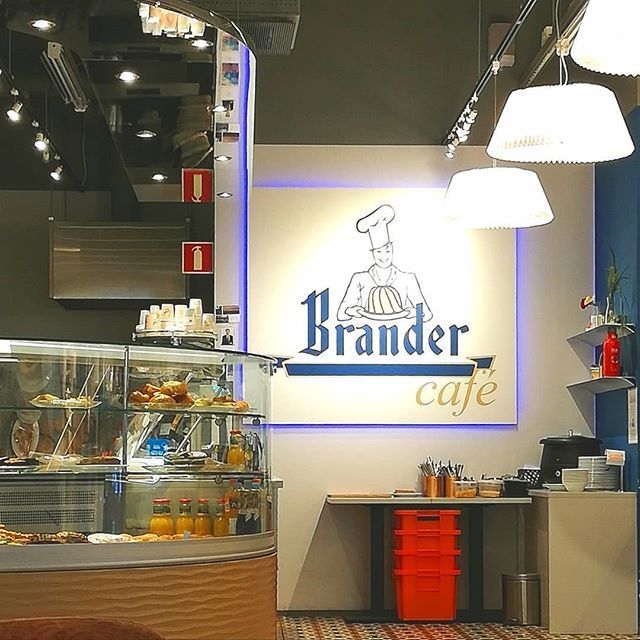 Käytiin pari viikkoa sitten ystävättären kanssa kahveilla Lielahden Branderissa, kahvi oli ihan hyvää mutta muuten tarjonta oli suuri pettymys verrattuna Branderiin Hallituskadulla Tampereella. Oletteko käyneet!? Mitä mieltä olitte? #kahvila #kahvilassa #brander @branderlielahti #pullakahvit #kahvitauko #kahvilla #päiväkahvit #ruokablogi #ruokavaikuttaja @brander_oy #tampere #tampereenravintolatInstagrammissa juuri nyt:
