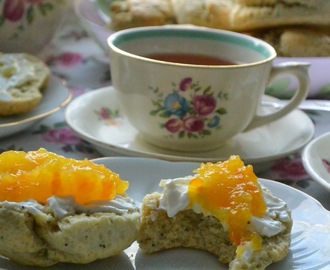 Unikkoskonssit, appelsiinimarmeladi ja "clotted cream"