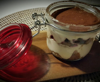 Mustaherukka-tiramisu